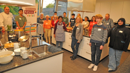 Generationenkochen Acht Jugendliche und acht Seniorinnen und Senioren trafen sich in der Fabi zum kultur- und generationenübergreifenden Kochen - Foto: Bruno Wansing, Stadt Bocholt