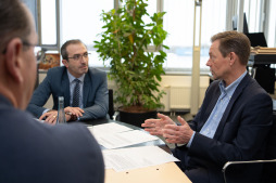 HSU 1 Der Integrationsratsvorsitzende Juan Lopez Casanava (Mitte) und Erster Stadtrat Thomas Waschki (r.) unterstützen den Herkunftssprachlichen Unterricht.