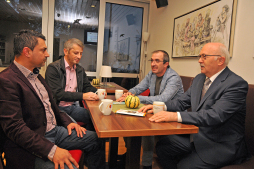 Integration: Sprechstunde und internationales Café Der Vorstand des Integrationsrates der Stadt Bocholt (v.l.n.r.) Ataf Chaudhry, Memet Cinar, Juan Lopez Casanava und Abdulkadir Kis stehen während des interantionalen Cafés in der Familienbildungsstätte am Ostwall für Fragen, Anregungen zum Thema Integration zur Verfügung - Foto: Stadt Bocholt