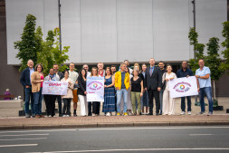  Das Orgateam mit einem Teil der Vertreter der beteiligten Vereine und Organisationen freut sich auf eine tolle Interkulturelle Woche 2025 unter dem Motto \
