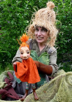  Stella Jabben im Märchenrock spielt die kleine Waldhexe. 