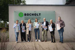 Am 27. September beginnt der Verkauf des Familienplaners für das Kalenderjahr 2026 v. l. n. r.: Ina Bühs vom Fachbereich Jugend und Familie der Stadt Bocholt, Frau Jakovljevic und Frau Omar vom Kinderschutzbund, Frau Brinkmann von der BEW, Herr Enck von der Stadtsparkasse, Stellvertretende Bürgermeisterin Frau Kroesen und Herr Schroer von Stempel Meyer präsentieren den Familienplaner 2026