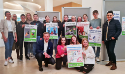  Kreative Köpfe für die neue Jugendschutzkampagne in Bocholt (obere Reihe v.l.n.r.): Ina Bühs (Jugendamt Stadt Bocholt), Tine Tefert (KSB), Leon Tembrink, Lina Symkowiak (Verein JUSA), Matthis Artz, Matilda Deing, Milla Priebs, Annika Brauer, Maya Föcking, Jule Schmeink, Charlotte Naber, Lutz Boland, Elisabeth Kroesen (stellvertetende Bürgermeisterin).
Vordere Reihe v.l.n.r.: Erster Stadtrat Thomas Waschki, Semra Koc, Bianca Hoffmann, Oliwia Peistert. 