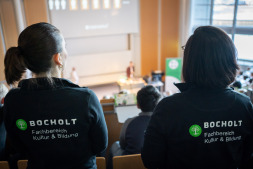 Im Hörsaal 1 rätselten die Schülerinnen und Schüler kräftig mit Im Hörsaal 1 rätselten die Schülerinnen und Schüler kräftig mit