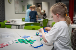 Im Forscherraum der JUNGE UNI in Bocholt können können kleine Forscherinnen und Forscher auf Entdeckungsreise gehen. Im Forscherraum der JUNGE UNI in Bocholt können können kleine Forscherinnen und Forscher auf Entdeckungsreise gehen.