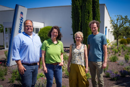  Erfolgreiches Projekt im Rahmen des städtischen Förderprogramms 'Business und Biodiversität' (v. l.): Klaus Busch, Michaela te Laar, Julia Gottwald und Rainer Ebbing vor der neu angelegten, trockenheitsresistenten Staudenfläche. 