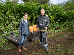 Bekämpfung des Sachalin-Knöterichs Caroline Bücher, Geschäftsbereich Stadtgrün und Umwelt bei der Stadt Bocholt, und Jan Finke, Geschäftsführer der beauftragten Landschaft und Umwelt GmbH, vor dem Riesenknöterich auf dem Gelände am Ostring.