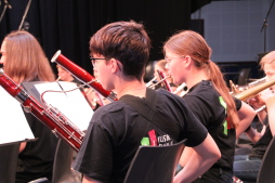  Vor zahlreichen Gästen präsentierten aktuelle und ehemalige Musizierende ein anspruchsvolles Programm aus fünf Jahrzehnten Orchesterarbeit. 