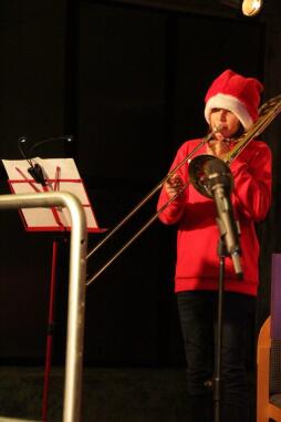 Weihnachtskonzert Musikschule 2022 3 Titus Krechting begeistert mit seinem Solo an der Posaune das Publikum beim Weihnachtskonzert.