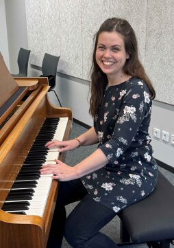 Die Musikschullehrerin und Gesangspädagogin Alishia Funken leitet den Workshop \ Die Musikschullehrerin und Gesangspädagogin Alishia Funken leitet den Workshop \