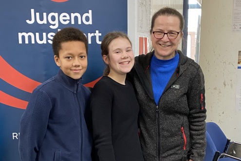 Auch Malik Geisler und Christina Seggewiße (hier mit Lehrerin Priska Strümpfel) nehmen am Landeswettbewerb in Münster teil