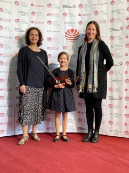 Musikschule Matilda Varone Matilda Varone (12) mit ihrer Klavierbegleitung Christina Taczyk und ihrer Geigenlehrerin Gabriele Nußberger.