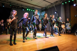 Die Kinder und Jugendlichen proben für das Kindermusical \ Mehr als 40 Kinder im Alter von 5 bis 15 Jahren proben seit einem Jahr jede Woche für die Aufführung.