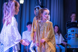 Die Kinder und Jugendlichen proben für das Kindermusical \ In glitzernden Kostümen tanzen kleine \