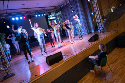 Die Kinder und Jugendlichen proben für das Kindermusical \ Zur Aufführung gehören neben Musik, Gesang und Schauspielerei auch einstudierte Tänze.
