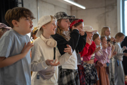 Die Kindermusicalgruppe der Musikschule probt fleißig für ihren großen Auftritt. Die Kindermusicalgruppe der Musikschule probt fleißig für ihren großen Auftritt.
