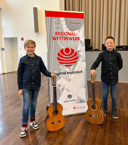 Schüler der Musikschule Bocholt-Isselburg Tschorn und Böing Das beigefügte Foto zeigt die beiden Teilnehmer (von links) Paul Tschorn und Mats Böing kurz nach ihrem Vorspiel in der Aula der Musikschule Rheine. Die beiden haben mit 20 Punkten einen 2. Preis erzielt.