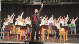 Meldrum Musikschule Für Leiter Michael Meldrum ist es am Sonntag ein besonderer Moment: Er geht nach dem Muttertagskonzert in den Ruhestand.