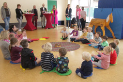 Luanda Schillings von der Musikschule Bocholt-Isselburg (links, sitzend) hat den Kindern eine Klanggeschichte mitgebracht Luanda Schillings von der Musikschule Bocholt-Isselburg (links, sitzend) hat den Kindern eine Klanggeschichte mitgebracht