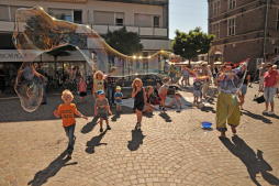 Beim Verkehrssicherheitstag wird es auch ein Mitmachtheater geben Beim Verkehrssicherheitstag wird es auch ein Mitmachtheater von Ines Hansen geben.