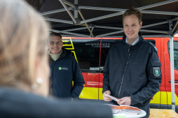  Am Informationsstand am Neutorplatz beantworten Mitarbeiterinnen und Mitarbeiter der Stadt Bocholt Fragen zur Krisenvorsorge 