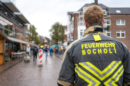  Am Informationsstand am Neutorplatz beantworten Mitarbeiterinnen und Mitarbeiter der Stadt Bocholt Fragen zur Krisenvorsorge 