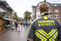 Am Informationsstand am Neutorplatz beantworten Mitarbeiterinnen und Mitarbeiter der Stadt Bocholt Fragen zur Krisenvorsorge Am Informationsstand am Neutorplatz beantworten Mitarbeiterinnen und Mitarbeiter der Stadt Bocholt Fragen zur Krisenvorsorge