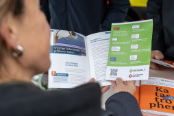 Am Informationsstand am Neutorplatz beantworten Mitarbeiterinnen und Mitarbeiter der Stadt Bocholt Fragen zur Krisenvorsorge Am Informationsstand am Neutorplatz beantworten Mitarbeiterinnen und Mitarbeiter der Stadt Bocholt Fragen zur Krisenvorsorge