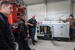Notstromaggregat 3 Einweisung der Feuerwehr Bocholt in die Nutzung der Generatoren. Sie werden im Ernstfall an den Standorten der Notfall-Info-Punkte aufgebaut.