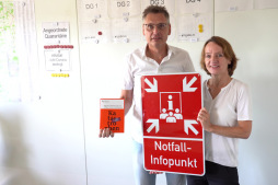 Notfall-Infopunkte Im gesamten Stadtgebiet werden Notfall-Infopunkte eingerichtet, sollte es zu einem großflächigen Stromausfall kommen. Dieter Helbig und Monika Tenbrock, Literin des Fachbereichs Öffentliche Ordnung, zeigen ein Schilder, das einen Notfall-Infopunkt kennzeichnet.