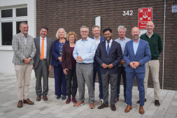  Bürgermeisterinnen und Bürgermeister aus den Niederlanden gemeinsam mit Dr. Elisabeth Schwenzow (4. von links) und Bürgermeister Christian Mangen (2. von links) am Sporker Saal 