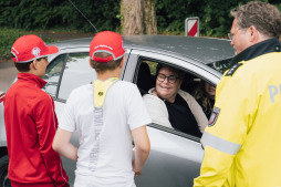 Anhalteaktion: Wer angepasst fährt, bekommt einen \ Diese Autofahrerin freut sich über den \