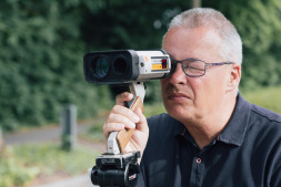  Ludger Thesing von der Stadt Bocholt misst die Geschwindigkeit der vorbeifahrenden Pkw. 