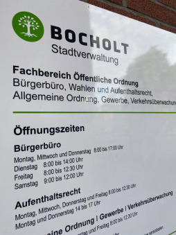 Schild Bürgerbüro Die Stadt Bocholt führt eine Umfrage durch mit dem Ziel, den Bürgerservice zu stärken.
