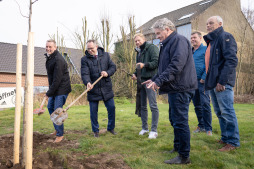 21 Linden am Brückendeich gepflanzt Die Bürgermeister Anton Stapelkamp (von links) und Thomas Kerkhoff legen bei der letzten Linde Hand an. Mit dabei sind Stadtbaurat Daniel Zöhler, Ratsmitglied Freek Diersen, Peter Schlabs vom Fachbereich Umwelt und Stadtgrün sowie Johannes Hoven vom Heimatverein Suderwick.