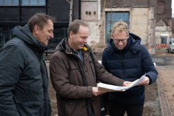 Udo Geidis (von links), Claus Wiemker und Stadtbaurat Daniel Zöhler von der Stadt Bocholt betrachten die Pläne des LernWerk-Areals