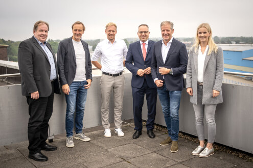 Investor Thomas Duvenbeck (2. von rechts), Projektmanagerin Lena Hülscher (rechts) sowie (von links) Peter Tautz, Geschäftsführer der Stadtquartiere Bocholt GmbH, kubaai-Projektkoordinator Udo Geidies, Stadtbaurat Daniel Zöhler und Bürgermeister Thomas Kerkhoff 265916P