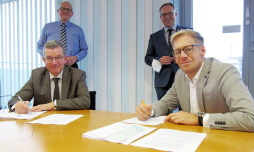 Kubaai-Nord Unterzeichnung Städtebaulicher Vertrag Stadtbaurat Daniel Kubaai (vorne rechts) unterzeichnet zusammen mit Uwe Schramm von der Wohnbau Westmünsterland den Städtebaulichen Vertrag für die Realisierung des neuen Wohnquartiers im Kubaai-Nordareal. Bürgermeister Thomas Kerkhoff (hinten rechts) und Dr. Stefan Jägering (Wohnbau Westmünsterland) freuen sich, dass es zügig vorangeht.