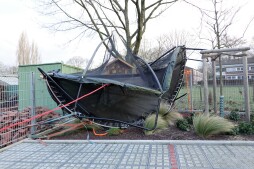  Privates Trampolin im Staudenbeet des neuen Friedhofsparkplatzes 