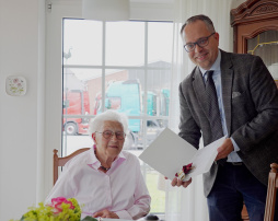  Bürgermeister Thomas Kerkhoff gratuliert Elisabeth Harhuis zum 100. Geburtstag. 