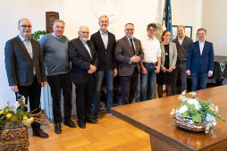 Ehemalige und aktuelle Beigordnete, Bürgermeister und Stadtdirektoren trafen sich jetzt am Historischen Rathaus in Bocholt Trafen sich jetzt im Historischen Rathaus: (von links) Die ehemaligen Stadtdirektoren Klaus Ehling (später Bürgermeister) und Hans-Josef Dahlen, die ehemaligen technischen Beigeordneten Klaus Fehlemann und Ulrich Paßlick, Bocholts amtierender Bürgermeister Thomas Kerkhoff, der ehemalige Kämmerer Jürgen Elmer, sowie die städtischen Beigeordneten Jennifer Schlaghecken (Kämmerin), Daniel Zöhler (Stadtbaurat) und Thomas Waschki (Erster Stadtrat).
