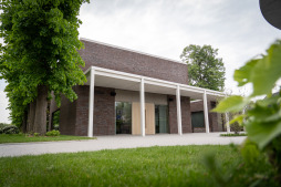  Eine Außenansicht der neuen Trauerhalle des Bocholter Friedhofs. 