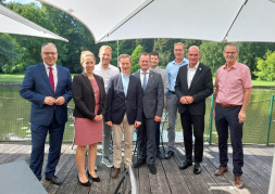  Tauschten sich auf Schloss Anholt aus (v.l.n.r.): Thomas Kerkhoff (Bürgermeister der Stadt Bocholt), Jennifer Schlaghecken (Kämmerin Stadt Bocholt), Daniel Zöhler (Stadtbaurat der Stadt Bocholt), Thomas Waschki (Erster Stadtrat der Stadt Bocholt), Michael Carbanje (Bürgermeister der Stadt Isselburg), Thomas Horster (Erster Beigeordneter der Stadt Isselburg), Hermann-Josef Schmeing (Kämmerer der Stadt Rhede), Jürgen Bernsmann (Bürgermeister der Stadt Rhede), Hubert Wewering (Beigeordneter der Stadt Rhede). 