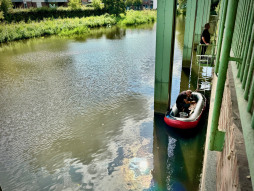 Kernbohrung am Rathaus mit dem Boot Per Kernbohrung wird eine Probe aus dem Mauerwerk des Rathauses entnommen.