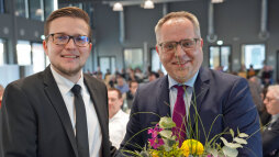 Dave Welling Stadtbaurat Stadt Bocholt Wahl März 2025 Bürgermeister Thomas Kerkhoff (r.) gratuliert dem neuen Bocholter Stadtbaurat Dave Welling, der am 1. September 2025 sein Amt antritt.