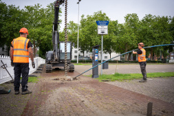 Zuerst wird gebohrt, dann werden Kunststoffrohre eingeführt, dann erfolgt die eigentliche Sondierung Zuerst wird gebohrt, dann werden Kunststoffrohre eingeführt, dann erfolgt die eigentliche Sondierung