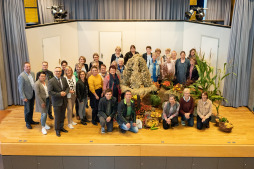  In der Aula der Gesamtschule übergaben Mitglieder des Kreislandfrauenverbandes die Erntekrone an Bürgermeister Thomas Kerkhoff 