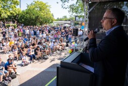  Bürgermeister Thomas Kerkhoff begrüßte die Gäste auf dem Schulhof 