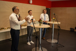 Gemeinsam begrüßten Bürgermeister Thomas Kerkhoff (von links), Landrat Dr. Kai Zwicker und Schulleiter Horst te Wilde die Gäste in der neuen Sporthalle. Gemeinsam begrüßten Bürgermeister Thomas Kerkhoff (von links), Landrat Dr. Kai Zwicker und Schulleiter Horst te Wilde die Gäste in der neuen Sporthalle.