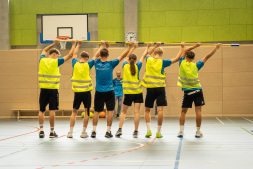 Schülerinnen und Schüler des Berufskollegs zeigten einen Tanz für die Gäste Schülerinnen und Schüler des Berufskollegs zeigten einen Tanz für die Gäste